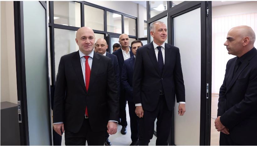 შინაგან საქმეთა მინისტრმა ქობულეთსა და ქედაში პოლიციის ახალი შენობები გახსნა