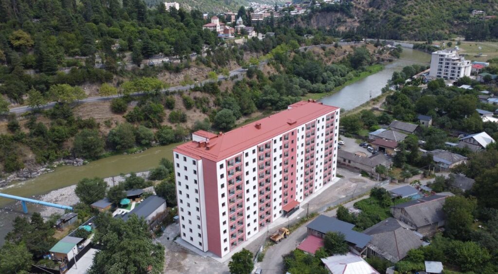 ბორჯომში 150 დევნილი ოჯახისთვის თანამედროვე სტანდარტების საცხოვრებელი კორპუსის სამშენებლო და სარემონტო სამუშაოები დასკვნით ეტაპზეა