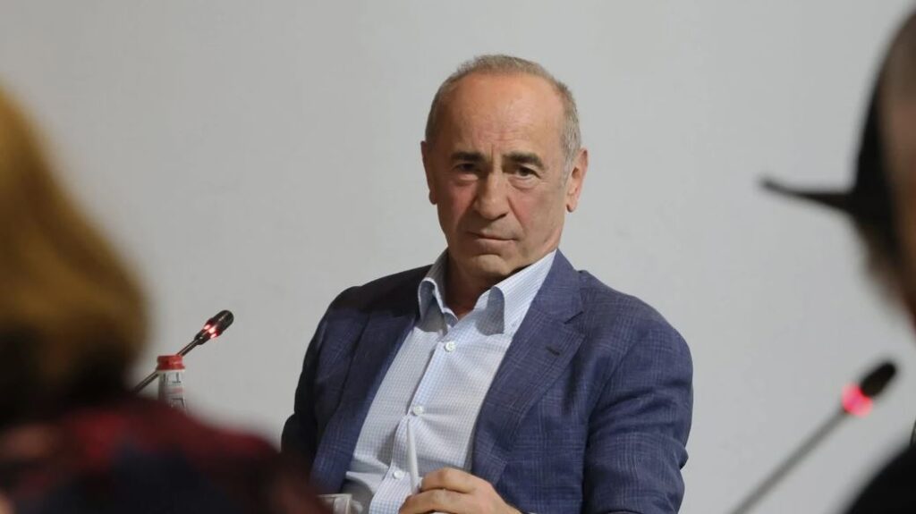 რობერტ ქოჩარიანი, რომელიც დღეს დააკავეს, ანტიკორუფციული კომიტეტის სასწრაფო დახმარების მანქანით საავადმყოფოში გადაიყვანეს