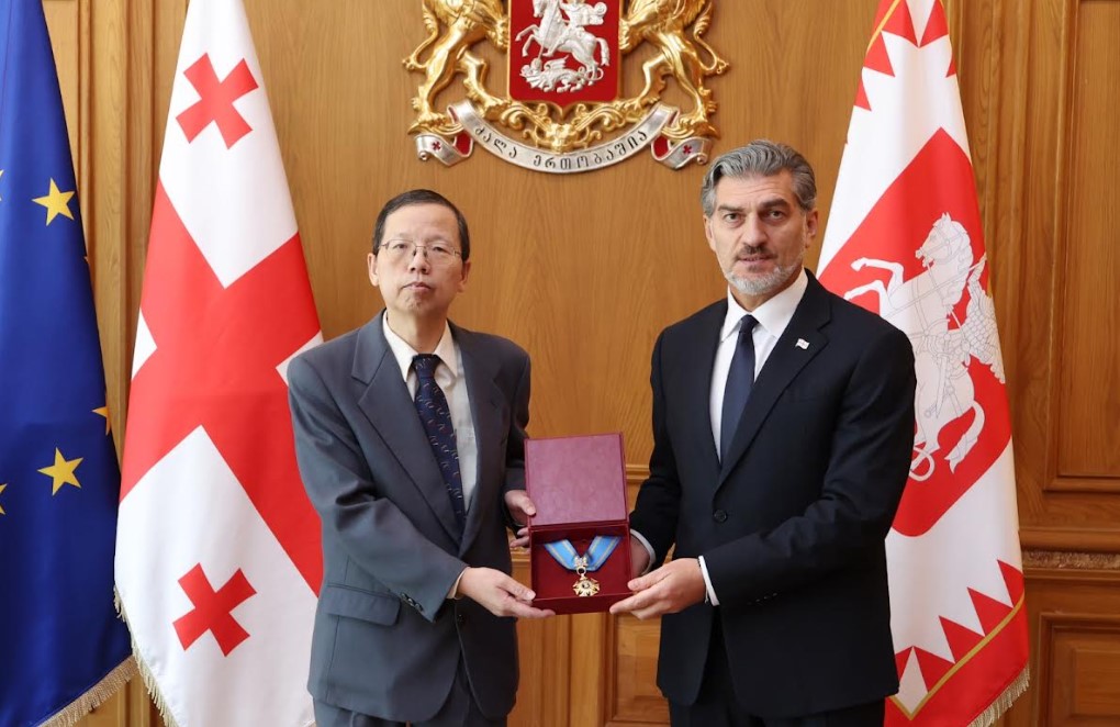 მიხეილ ყაველაშვილმა საქართველოში ჩინეთის ყოფილ ელჩს, ჭოუ ციენს საქართველო-ჩინეთს შორის ორმხრივი ურთიერთობების გაღრმავებაში შეტანილი პირადი წვლილისთვის ოქროს საწმისის ორდენი გადასცა
