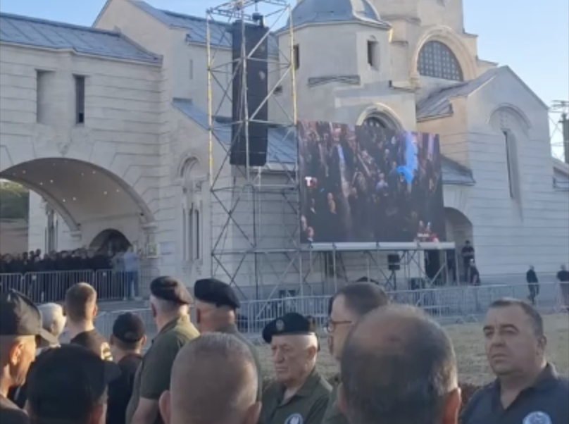 სერბეთი: ბელგრადში, რადკო მლადიჩის დაკრძალვის ცერემონიაზე, ათასობით ადამიანი შეიკრიბა (ვიდეო)