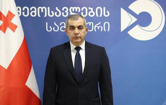 ფინანსთა სამინისტროს შემოსავლების სამსახურის ხელმძღვანელმა, მიხეილ მაღლაკელიძემ თანამდებობა დატოვა