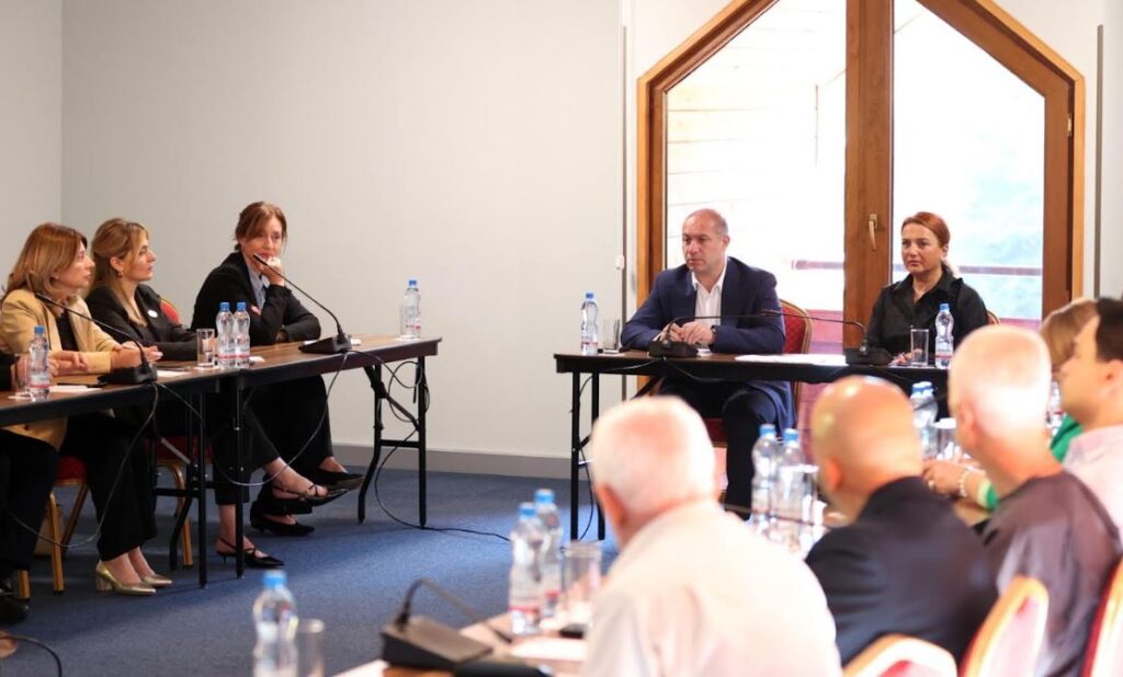 გივი მიქანაძე 2023-2025 წლების მასწავლებლის ეროვნული პრემიის გამარჯვებულ პედაგოგებს შეხვდა