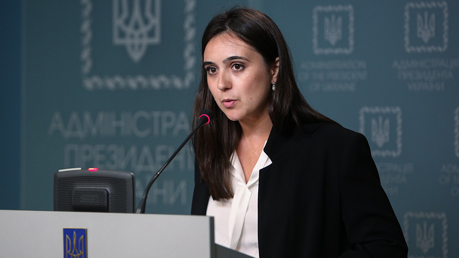 რიკარდ იოზვიაკის ცნობით, ვოლოდიმირ ზელენსკის ყოფილ პრესსპიკერს, იულია მენდელს სტრასბურგში მდებარე ევროპარლამენტის შენობაში შესვლა აუკრძალეს