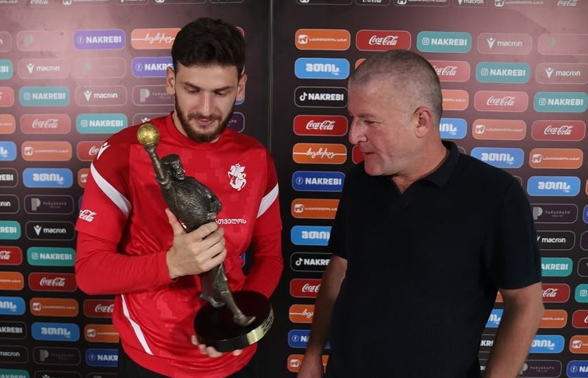 ასეთი ფაქტი ჯერ არ ყოფილა – „სარბიელის“ გამოკითხვაში ყველა ჟურნალისტმა პირველ ადგილზე ხვიჩა კვარაცხელია დაასახელა #1TVSPORT