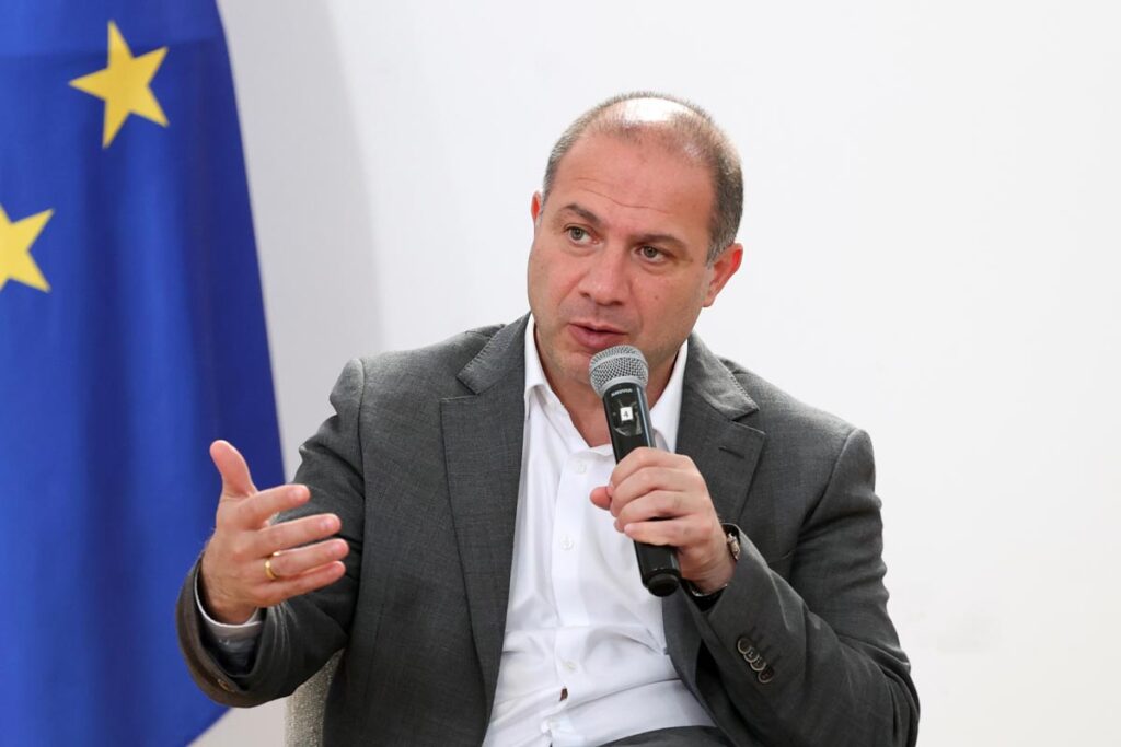 გივი მიქანაძე – ვრცელდება ცრუ ინფორმაცია, თითქოს რომელიმე სკოლის ადგილას სხვა შენობის აშენება იგეგმება, ეს არის ტყუილი, სადაც კი სკოლის დემონტაჟი განხორციელდება, იმ ადგილზე კვლავ აშენდება სკოლა