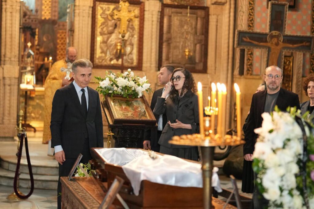 ბიძინა ივანიშვილმა და ეკატერინა ხვედელიძემ ნოდარ დუმბაძის მეუღლის, ნანული გუგუნავას ოჯახს მიუსამძიმრეს