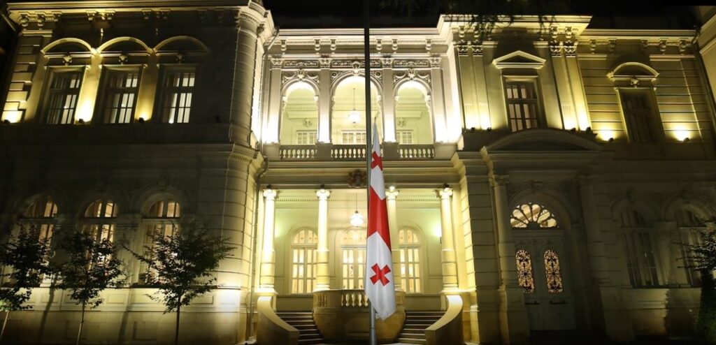 სოხუმის დაცემიდან 33 წლისთავთან დაკავშირებით, საქართველოს პრეზიდენტის სასახლეზე სახელმწიფო დროშა დაეშვა