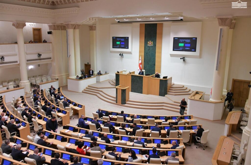 პარლამენტმა მესამე მოსმენით მიიღო კანონპროექტი, რომლის მიხედვითაც, ქონების გადასახადს მხოლოდ 100 ათასი ლარისა და მეტი შემოსავლის მქონე პირები გადაიხდიან