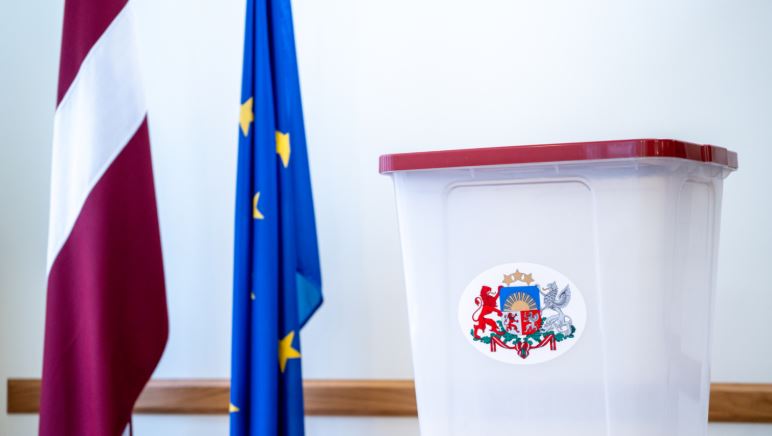 ლატვიაში რიგგარეშე საპარლამენტო არჩევნებში ბიულეტინების თითქმის სრულიად დათვლის შემდეგ ცნობილი ხდება, რომ ქვეყნის პარლამენტში მოხვედრის შანსი ექვს პარტიას აქვს