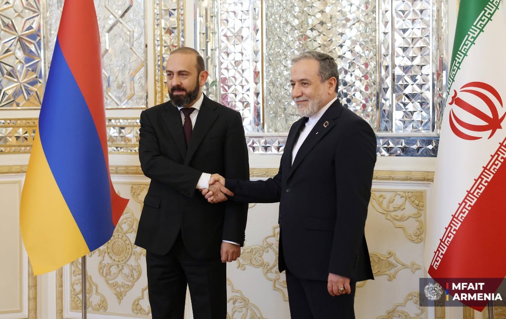 სომხეთის საგარეო საქმეთა მინისტრი ირანში ჩავიდა, სადაც შეხვედრებს გამართავს მაღალი თანამდებობის პირებთან