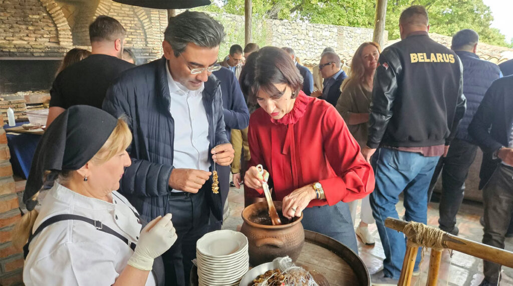 თურქეთის ელჩი – მოხარული ვარ, რომ მაკა ბოჭორიშვილმა რთველში მოგვიწვია, საქართველო ცნობილია ღვინის წარმოებით, მნიშვნელოვანია, ღვინის მწარმოებლებს გავესაუბროთ, გავიგოთ მათი გამოწვევები