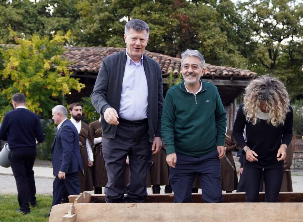 ვატიკანის წმინდა საყდრის ელჩი – ძალიან მიხარია, რომ კახეთში ვარ და ვმონაწილეობ ყურძნის კრეფაში, ეს ყველაფერი გვაჩვენებს, როგორ ვიშრომოთ, ვიყოთ ბუნებასთან, ამავდროულად, ღმერთთან ახლოს