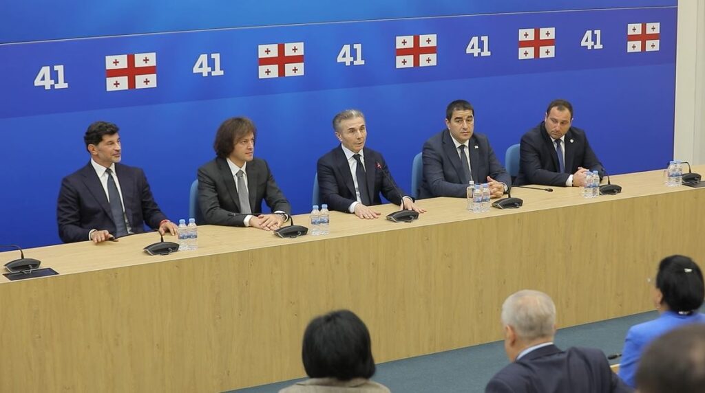 „ქართული ოცნების“ ოფისში საპარლამენტო უმრავლესობის სხდომა მიმდინარეობს