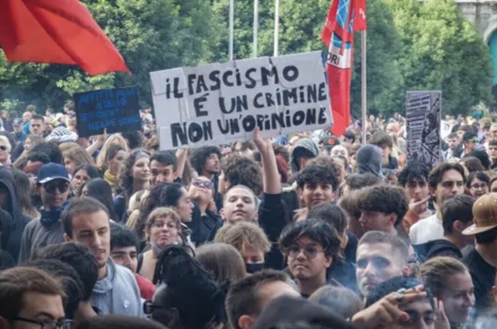 მილანის ცენტრში, საპროტესტო აქციაზე პოლიციასა და დემონსტრანტებს შორის შეტაკება მოხდა, აქციის მონაწილეები საცხოვრებელი ხარჯების ზრდას აპროტესტებდნენ
