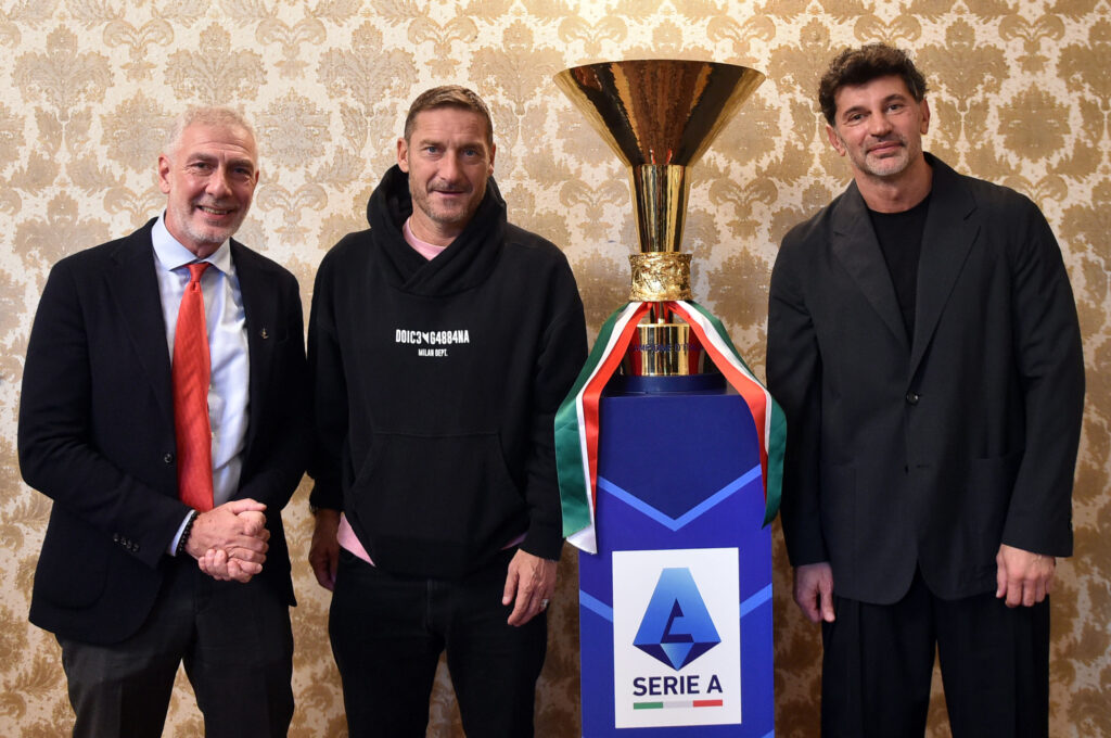 ფრანჩესკო ტოტი „ფეხბურთის ოქროს კვირეულის“ ფარგლებში თბილისში იმყოფება, იტალიელი ფეხბურთელი და კახა კალაძე იტალიის ელჩს, მასიმილიანო დ’ანტუონოს შეხვდნენ