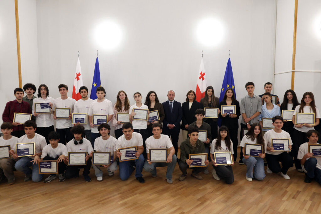 გივი მიქანაძემ ეროვნული სასწავლო ოლიმპიადის გამარჯვებული მოსწავლეები დააჯილდოვა