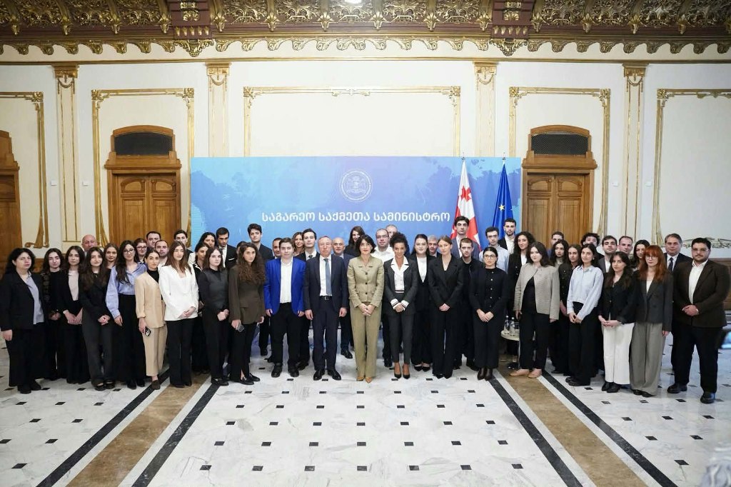 მაკა ბოჭორიშვილი საგარეო საქმეთა სამინისტროში ანაზღაურებადი სტაჟირების პროგრამის მონაწილეებს შეხვდა