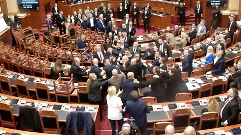 ალბანეთის პარლამენტში ქვეყანაში მიმდინარე აქციებთან დაკავშირებით დაპირისპირება მოხდა [ვიდეო]