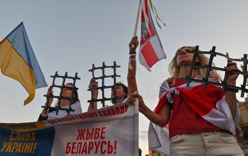 ბელარუსის ადამიანის უფლებების დაცვის ცენტრში აცხადებენ, რომ ქვეყანაში უკრაინის მხარდაჭერისთვის 419 ადამიანი გაასამართლეს, მათგან 142 კი პატიმრობაში იმყოფება