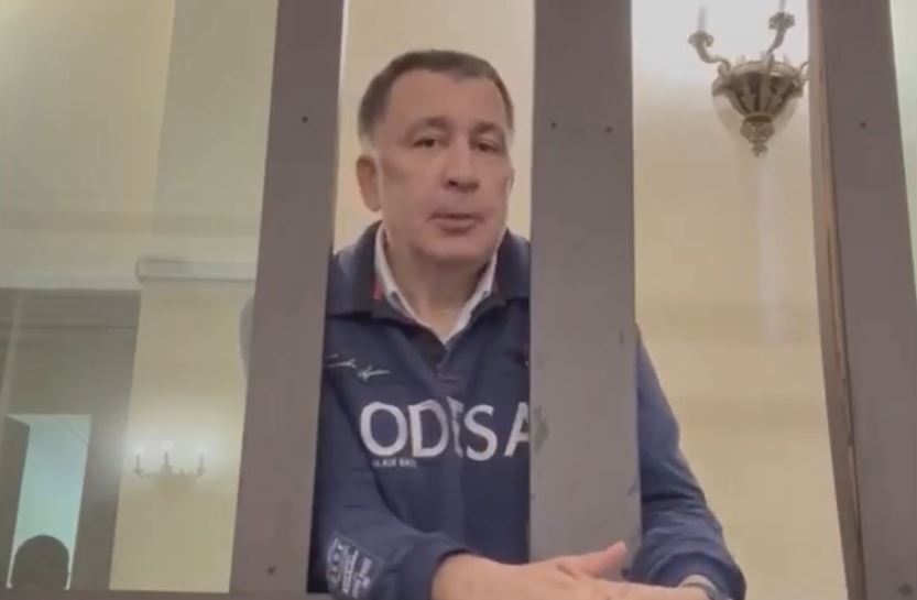 მიხეილ სააკაშვილი – ჩემს ბავშვობაში კრიმინალები მართავდნენ ქუჩას და ყველგან გვემუქრებოდნენ, თავი რომ დამეცვა, ბიძაჩემმა თემურმა ამერიკიდან აფრიკული ბებუთი ჩამომიტანა და ხანდახან ისიც დამქონდა