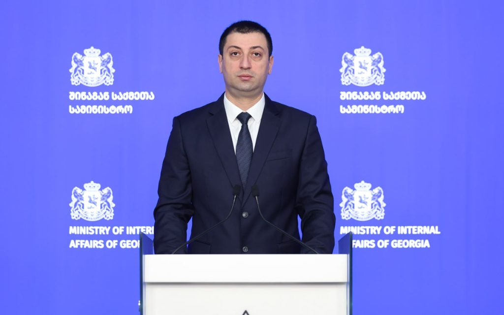 ჯგუფური ძალადობის ორგანიზების, ძარცვისა და გამოძალვის ბრალდებით შვიდი პირი დააკავეს