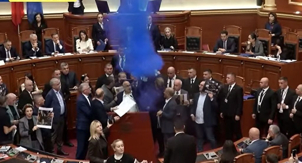 ალბანეთში ოპოზიციონერმა დეპუტატებმა პიროტექნიკიდან კვამლი გაუშვეს და პარლამენტის სხდომის ჩაშლა სცადეს