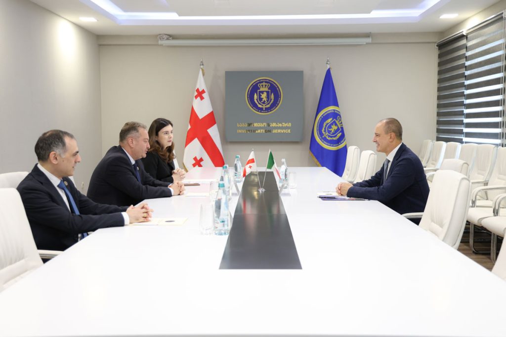 ფინანსთა სამინისტროს საგამოძიებო სამსახურის უფროსი მერაბ გამყრელიძე იტალიის საელჩოს პოლიციის ატაშეს, ანდრეა ჩილენტოს შეხვდა