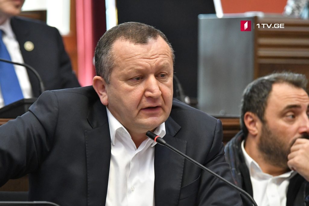 Член парламентского большинства Давид Чичинадзе потребовал отключить микрофон  директору блока новостей и текущих событий