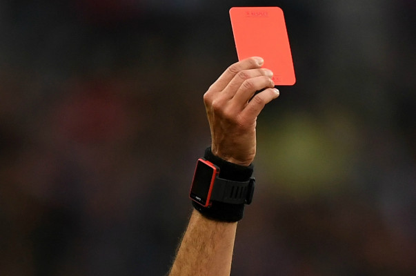 Ֆուտբոլիստը կարմիր քարտ է ստացել խաղադաշտ մտնելուց 7 վայրկյան անց (տեսանյութ)