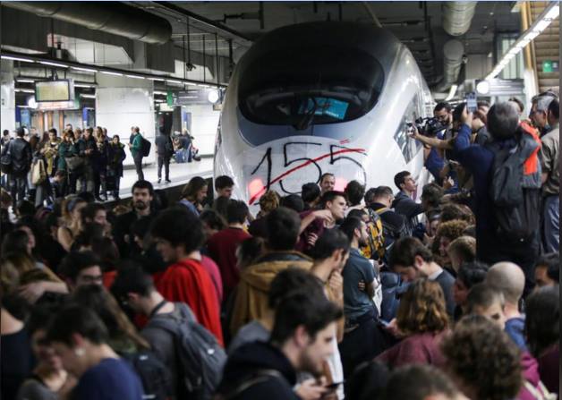 Студенты заблокировали работу железнодорожного вокзала в Барселоне