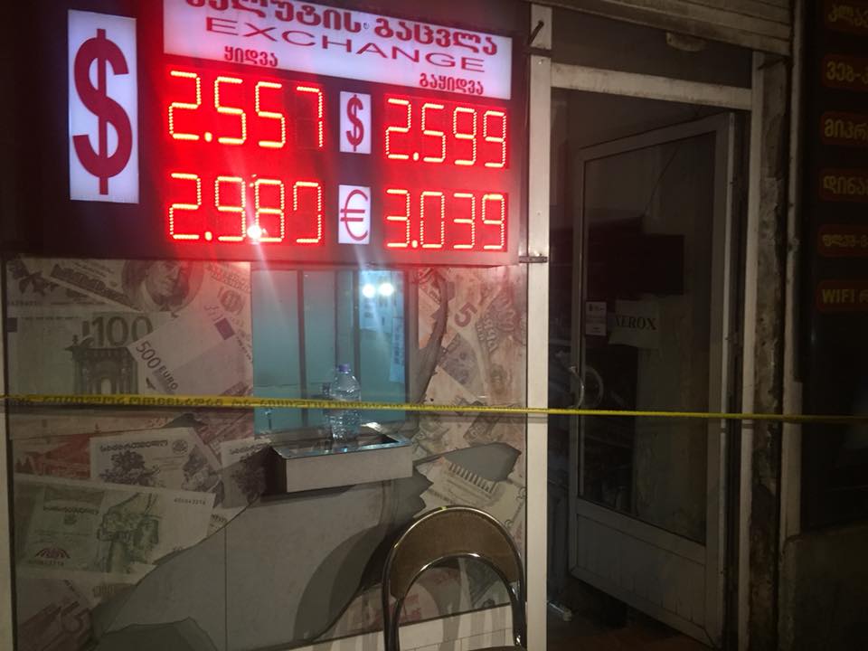 По информации близких, девушке в пункте обмены валюты на улице Костава стало плохо и она умерла до приезда скорой помощи