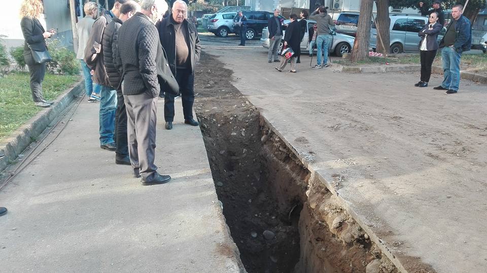 Batumidə küçənin reabilitasiyası zamanı tapılan qədim qabı, fəhlə xəzinə olduğunu düşünüb və qırıb