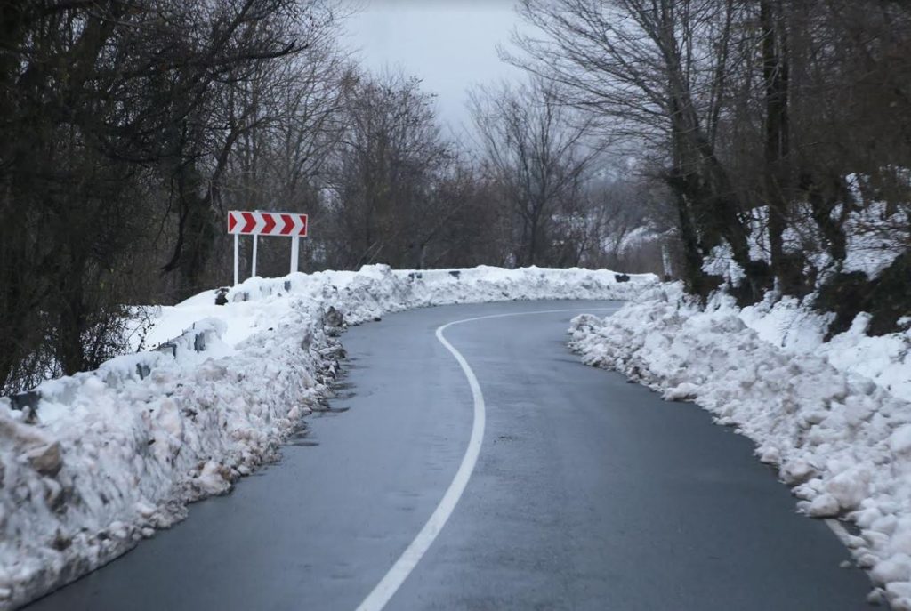Из-за сложных метеорологических условий на дорогах Грузии введены ограничения