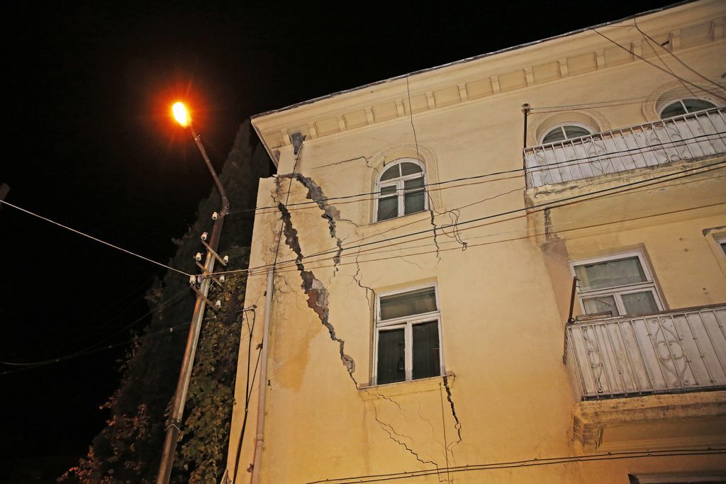 В Тбилиси проходит демонтаж жилого корпуса по адресу Гагарина 10