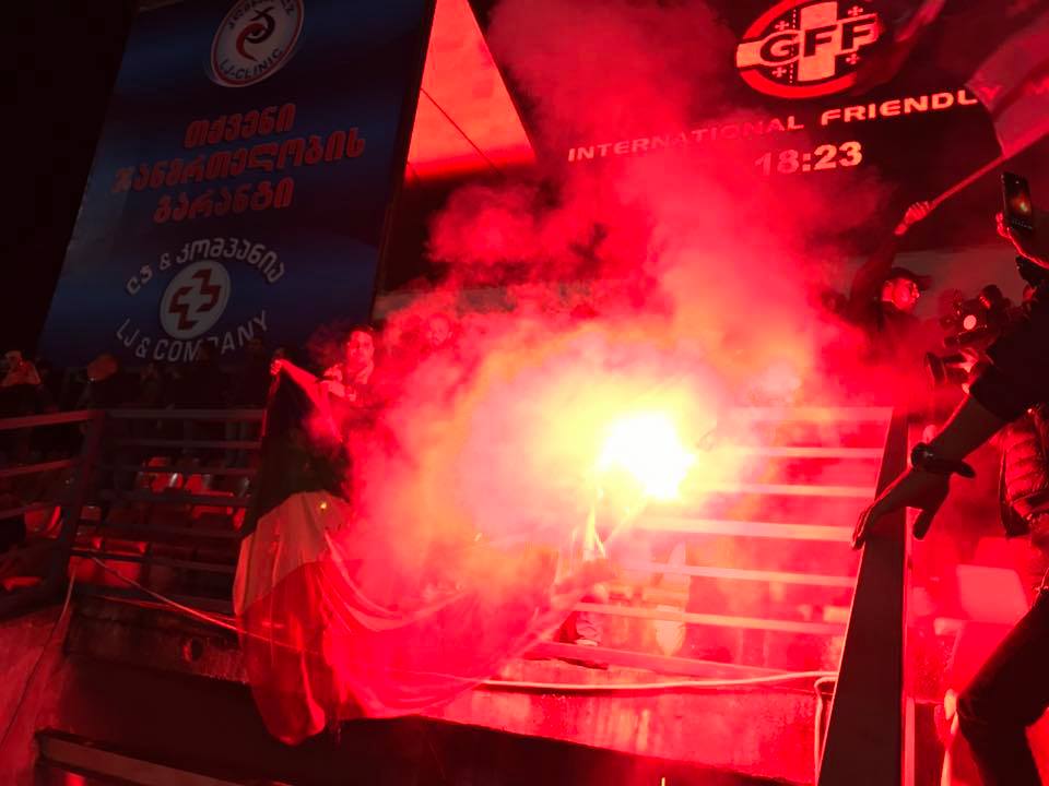 Kutaisi stadionunda "gürcü marşının" üzvləri LGBT bayrağını yandırdılar