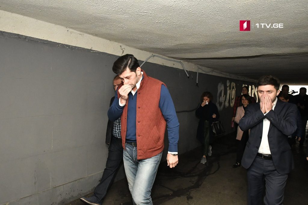Каха Каладзе в подземном переходе на Площади Героев – Пройти без маски просто невозможно