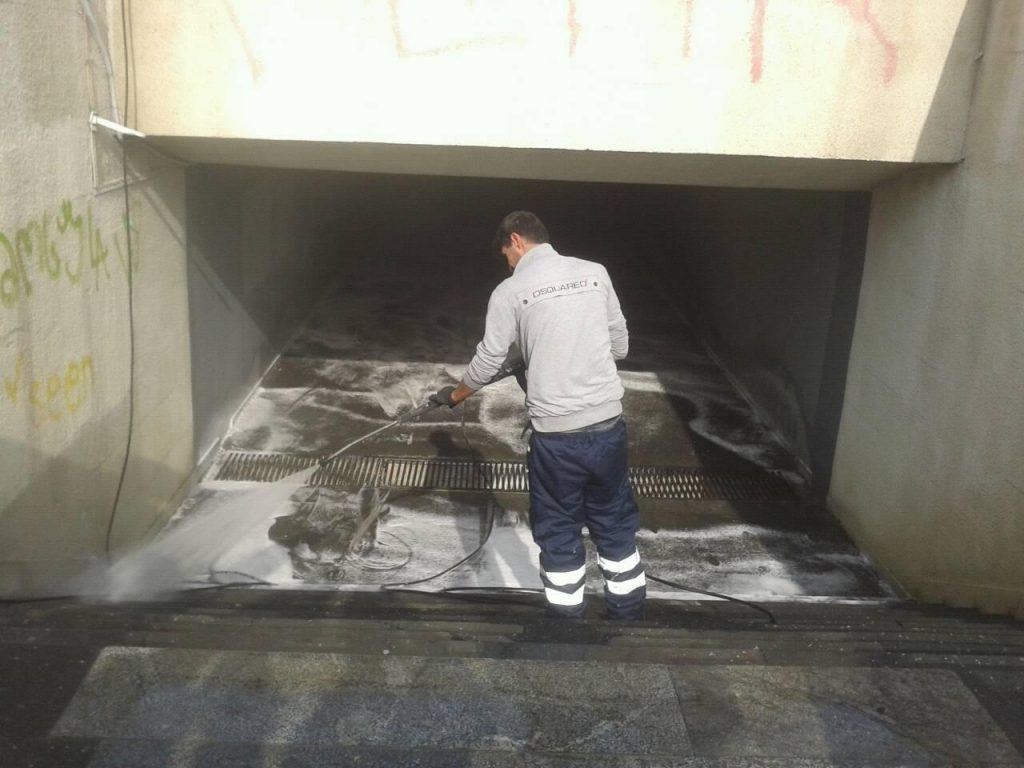 Подземные переходы на площади Героев моют специальными растворами