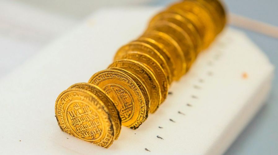 Fransada XII-ci əsrin 2200 unikal monetası tapılıb
