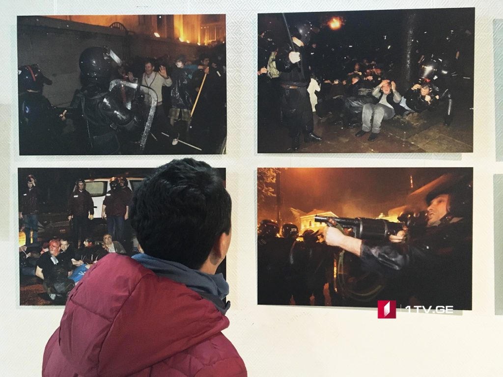 В Киеве открылась выставка фотографа Георгия Абдаладзе, которая отображает разгон акции 26 мая в Тбилиси [фото]