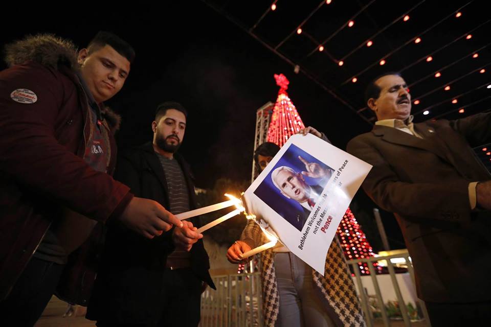Պաղեստինցիներն այրել են ԱՄՆ փոխնախագահի դիմանկարները նրա՝ Իսրայել այցից առաջ