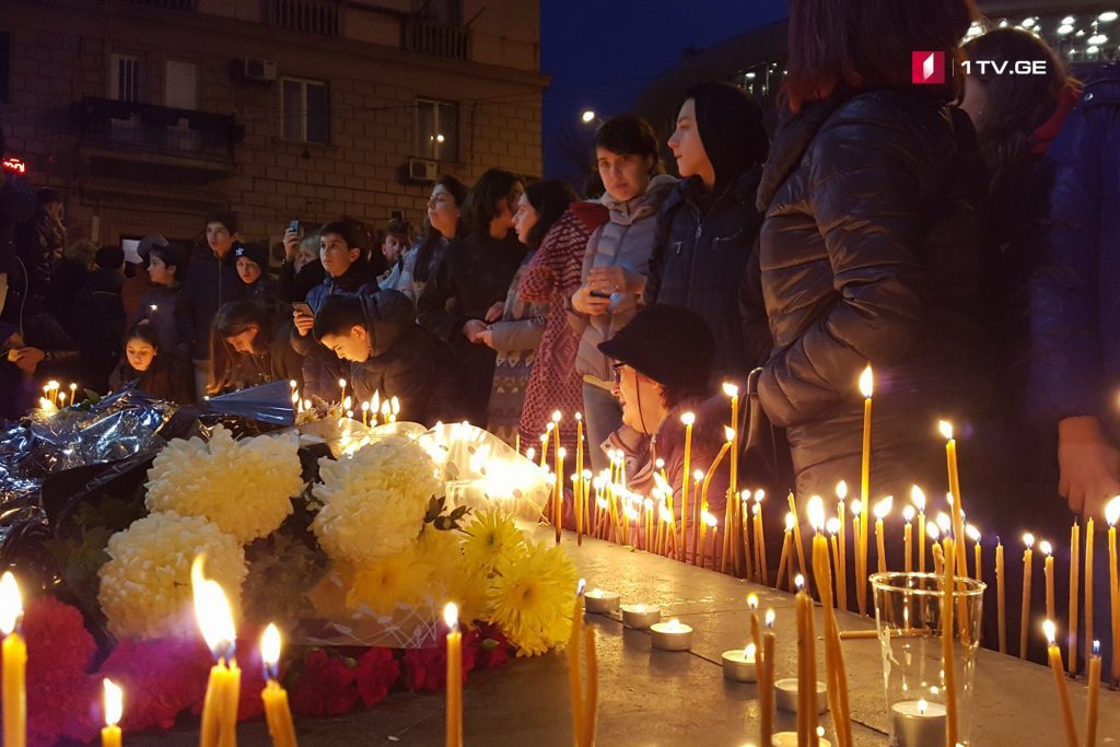 51 saylı məktəbin önündə şamlar və çiçəklər