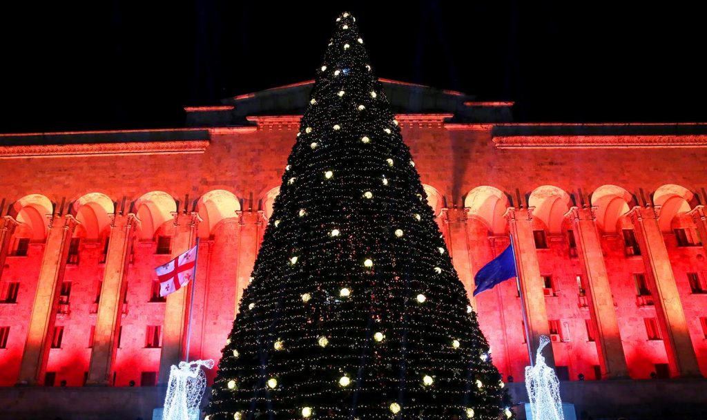 Главную новогоднюю елку Тбилиси зажгут сегодня