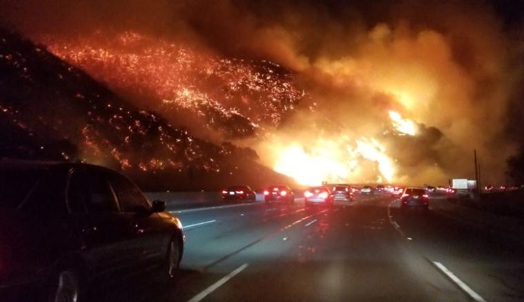 В Калифорнии эвакуируют население из-за сильного лесного пожара
