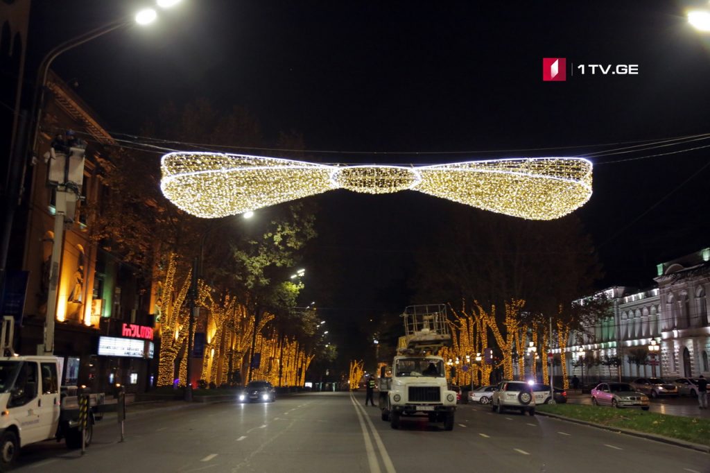 В Тбилиси повесили новогоднюю иллюминацию