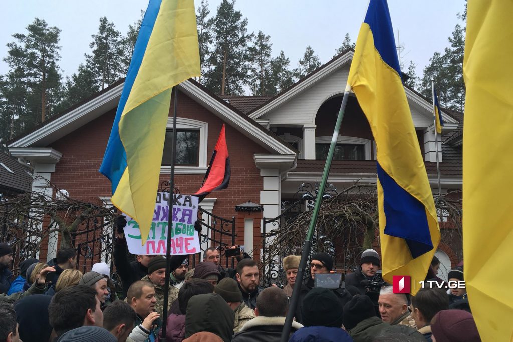 Lutsenkonun evinin yanında yığılan aktivistlər göz yaşardıcı qazdan istifadə etdilər (video)