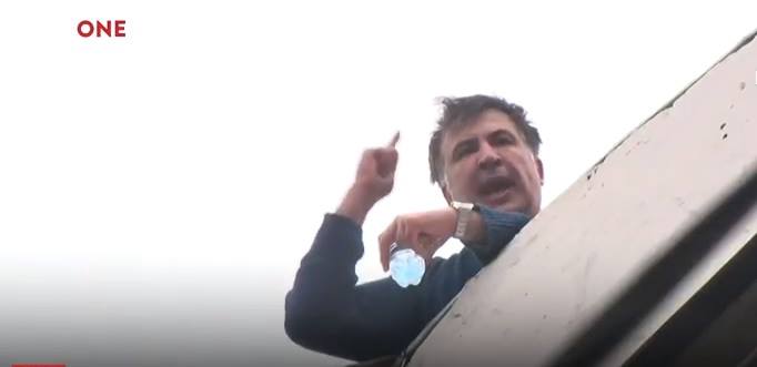 Saakaşvili Kiyevdəki evinin damına çıxıb