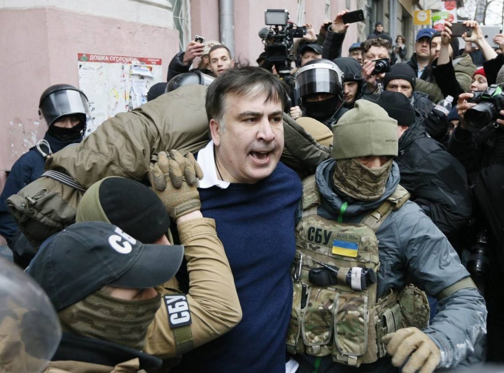Правоохранителям не дают возможность вывести Саакашвили в территории