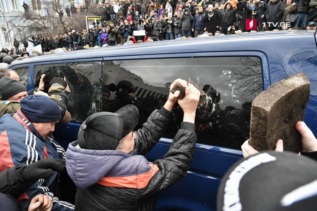 Полиция задержала 9 человек во время столкновений под домом Саакашвили