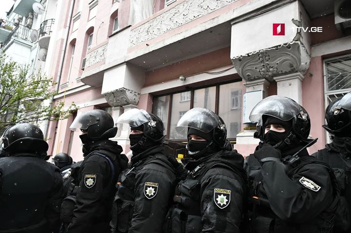 Сторонники Саакашвили не дают возможность спецназу вывести задержанного лидера